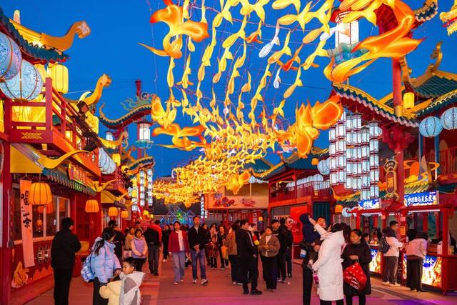 赏花灯，庆佳节！乐海神话世界华灯初上，动物王国喜气满满