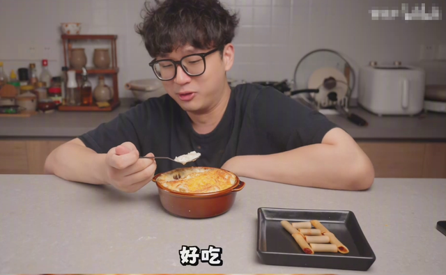 UP主还原小当家饺子，豆瓣酱通心粉做馅料，自称：“味道不错”