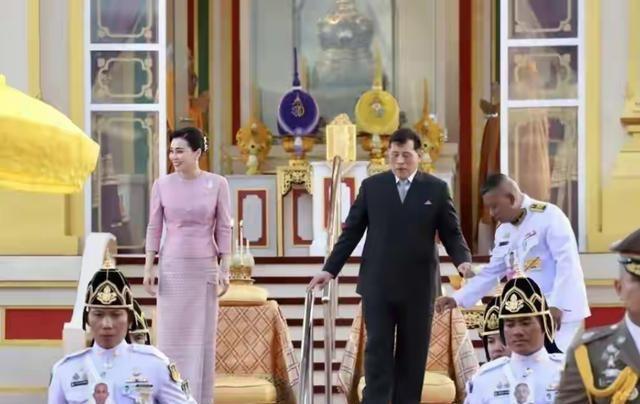 真不可思议！泰国国王在灵光寺拜佛，面对高僧，是真跪啊！