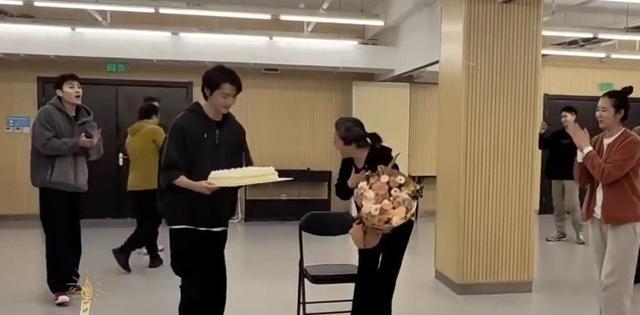 58岁江珊在剧组庆生，穿黑衣满头白发体重超140斤，皱纹不掩美貌