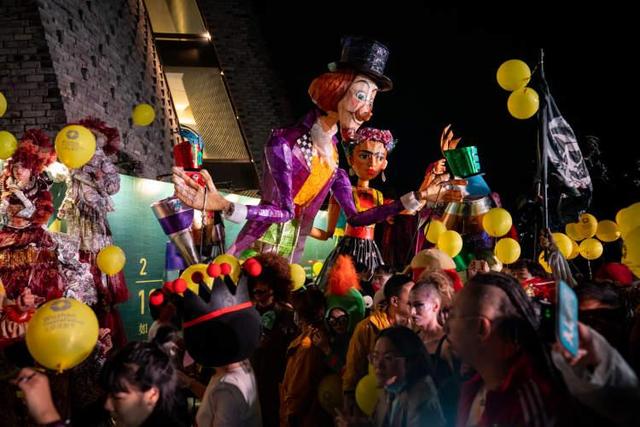 8年烧光50个亿！从人满为患到无人问津，全国古镇为啥批量倒闭？