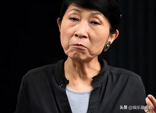 自食恶果！否认中国籍拒唱国歌，俩儿子定居国外，她下场如何？