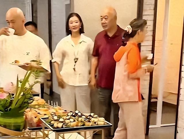 宋祖英私下聚会照流出，穿棉麻衣留短发，印象被完全颠覆呢