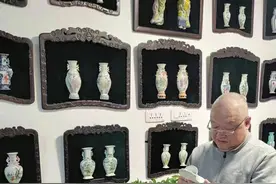 收藏400多个半瓶 太原一市民闻名收藏界图片