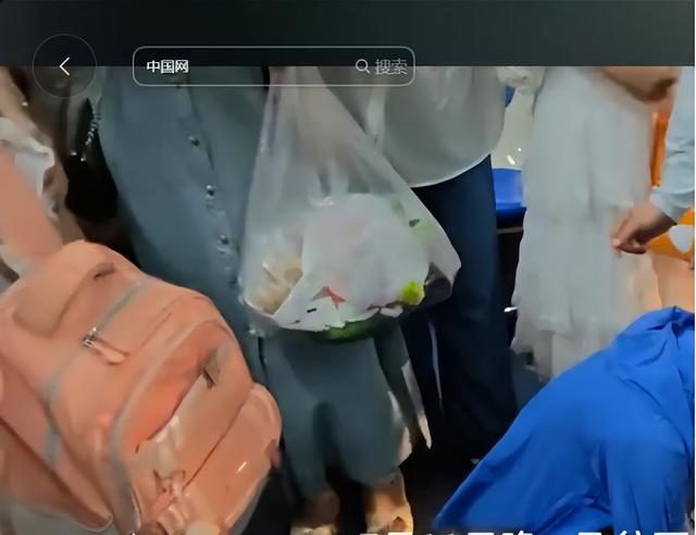 青海机场惊魂3分钟，乘客砸窗逃生，缺氧晕倒，机场回应惹众怒