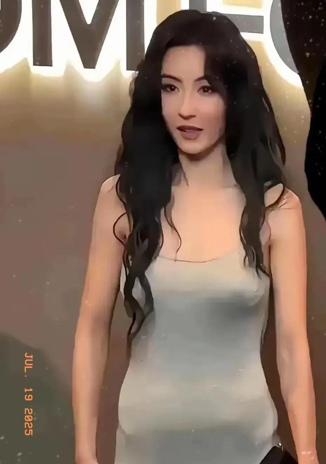 港星真的是越来越放的开了！张柏芝疑似真空出席活动。惊艳众人！
