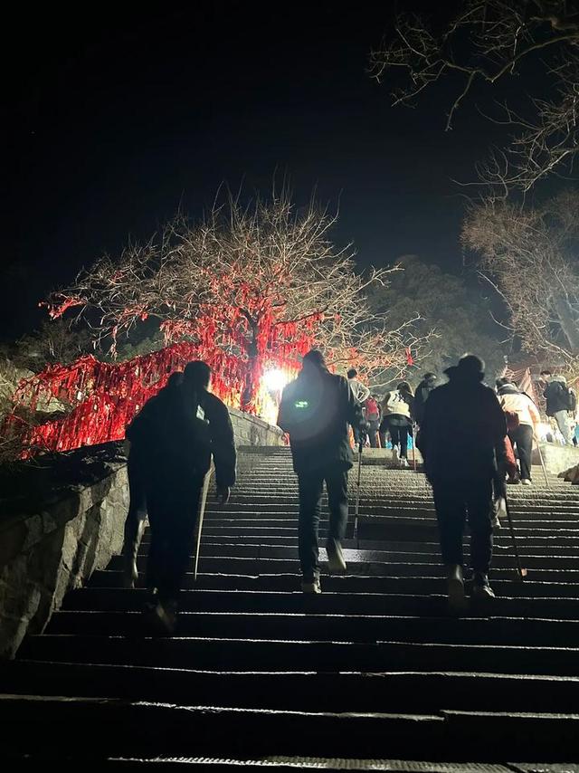 泰山失联20天小伙半月前找到！遗体藏200米悬崖缝，最后画面曝光