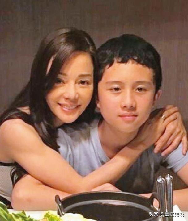 被畸形母爱毁掉的星二代：母乳12年，同床15年，荒唐的事还在后面