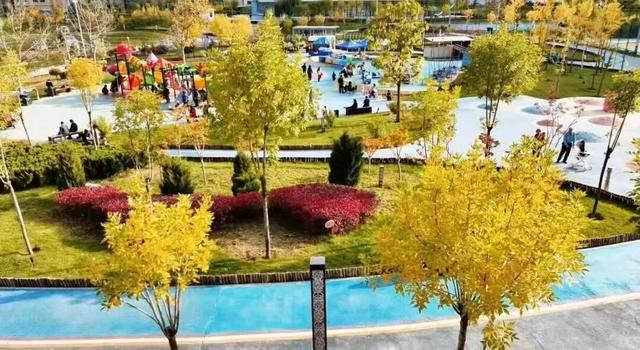 临夏秋日：在暖阳里邂逅街巷与公园的诗意