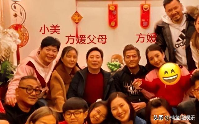 59岁郭富城与小4岁岳母合影，岳母已是奶奶了，他依然帅气