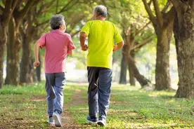 65岁后，还适合跑步锻炼吗？医生公布答案，可能和你想的不同图片