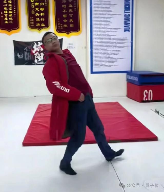 灵犀X2成首个完成韦伯斯特空翻机器人