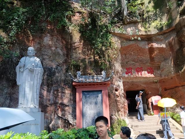 圆梦乐山：探秘乐山大佛的微笑与传奇