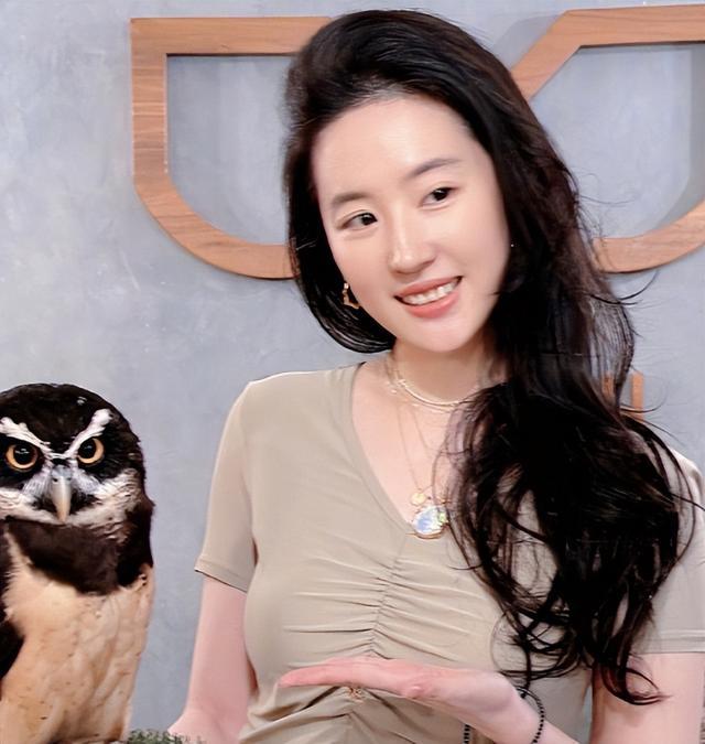 刘亦菲游轮美照火了：度假肥得显副乳，马甲线倒还在！