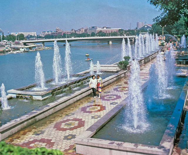 这里是1988年的天津，蜿蜒的海河横穿市区