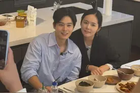 42岁韩佳人和32岁金桐俊同框，俩人撞脸程度，老公延政勋直接懵圈图片