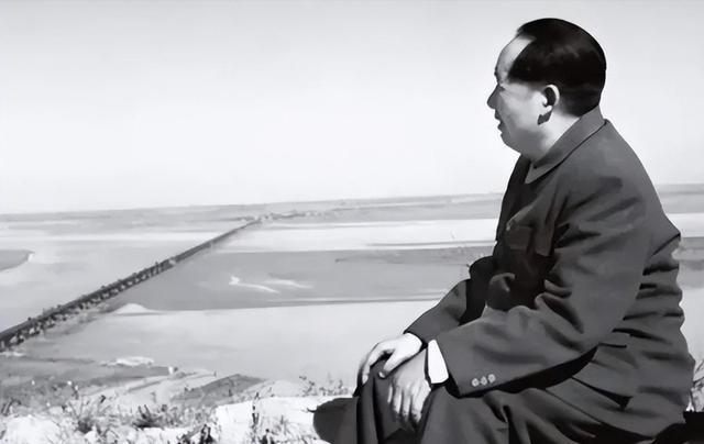 毛主席去算卦，老和尚看后说：江河湖海皆可游，唯独黄河不能去