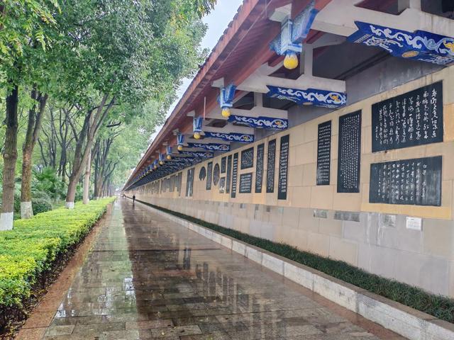 2025北京到海南行程第七天：离湖北过长江进湖南，雨中游“诗墙”