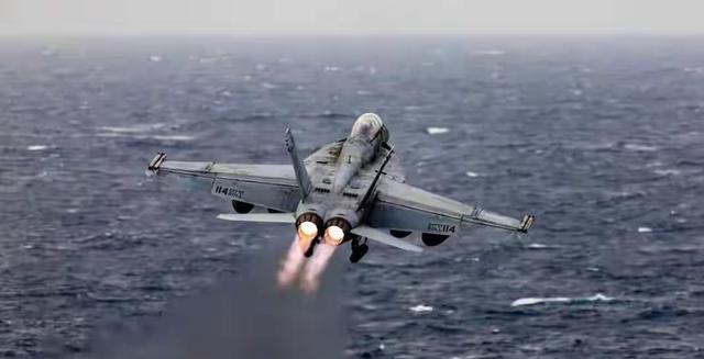 美军王牌航母30分钟连摔2机！全球网友炸锅：这是纸老虎现形了？