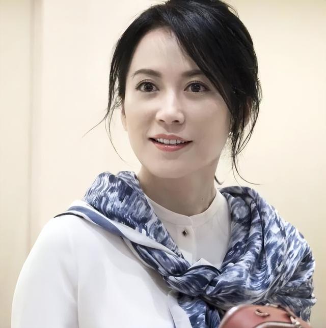至今未婚未育，身边却有男人陪了近 20 年！54 岁的她才是人间清醒