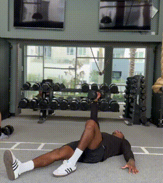 哑铃腹部训练：每天坚持100次，虐出钢铁腹肌！