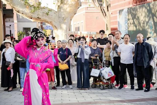 逛出新体验，“情绪消费”激发街区活力