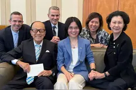 96岁李嘉诚会见知名女科学家，盛装打扮超兴奋，和周凯旋罕见合体图片
