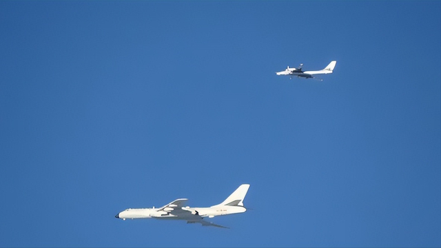 出大事了，美俄同时警告日本，中国对日本打出王牌，高市开始急了