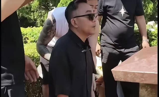 杨少华刚头七！杨伦后脚住院，恶心一幕出现，杨议探望嘴欠遭声讨