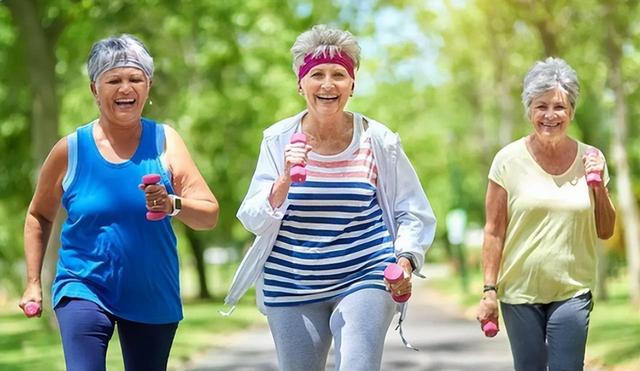 48 岁男子练引体向上 ，复查骨密度提升，这4个动作中老年人也能做