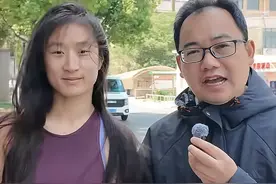 28岁美籍女孩已找到亲生父母，双方合影留念，父母不公开认亲图片