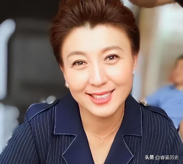 闫学晶奢侈风波升级！官媒出手锐评，韩红却因一特殊举动口碑暴增