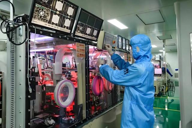 中国首台纳米压印光刻机交付：打破美国垄断，国产芯片换道超车！