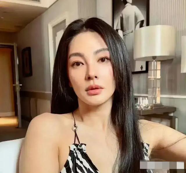 张雨绮穿吊带看着骨架有点大哦！这大体格谁看了不喜欢？