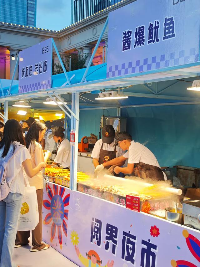 淘书逛展、夜游夜市、盖章打卡……上海书展的快乐，弥漫在整座城市→