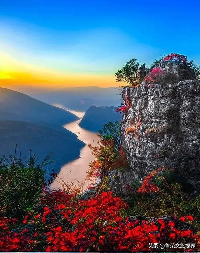 徒步三峡：霜叶漫山处，一步一千年