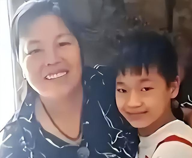 全红婵归队了！她变化真大，身材高挑颜值抢眼，留了长发气场强大