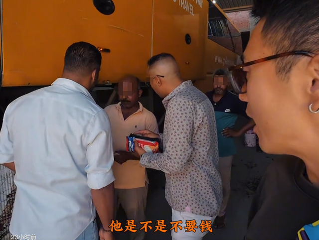 专坑中国人？中国游客在埃及排队给小费，大巴工作人员伸手就要钱