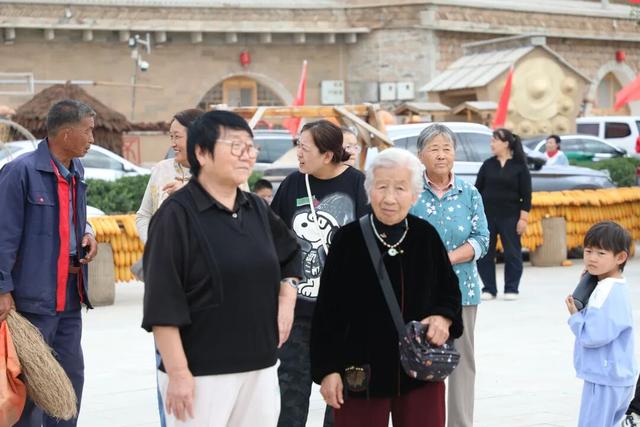 从“空心村”到“网红村”！石楼崖头村国庆爆火！民宿爆满、村民增收，这条致富路太燃了！