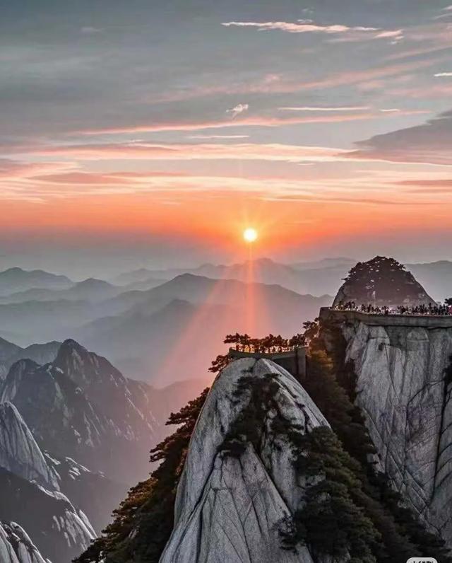 5个观景台+凌晨4点的日出：华山的险，藏着让人尖叫的光影密码