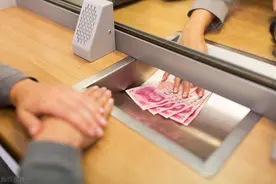 央行回应网友建议取消跨行取现手续费，称“将配合有关部门研究”，哪些信息值得关注？图片