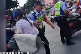 女子闯红灯，交警劝说6分钟无效，将其拽下，评论区热闹！图片