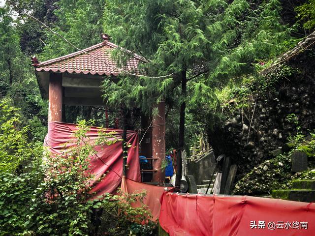 川陕交界的210国道上，有唯一的一段单行线，藏着蜀道上两个秘密