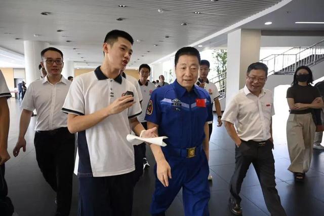 我国首位航天员杨利伟，被授予少将军衔，退休后能享受什么待遇？