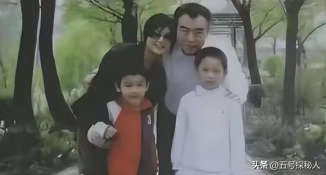 长得太美被导演占为己有，4年后生下大明星儿子，17岁就成男一号