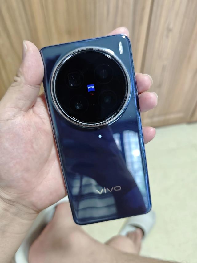 考虑很久没买小米和华为，还是选择了vivo X200 Pro