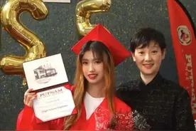 冯小刚18岁养女高中毕业，徐帆赴美国参加其毕业典礼，此前否认移民图片