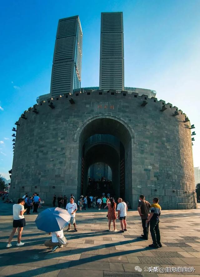一组“进一步开放了”的重庆朝天门广场美图,“亲水”就不要想了