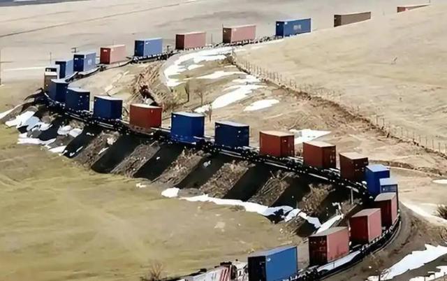 中国稀土新规反手封喉，川普‘牛毛论’当场翻车，新疆成最大王牌