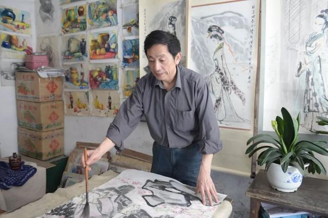 为何天安门不悬挂毛主席的照片，反倒要挂主席的画像？